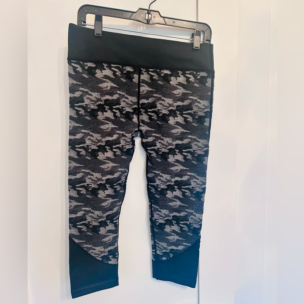 Nappy Tabs cropped camo blacked leggings